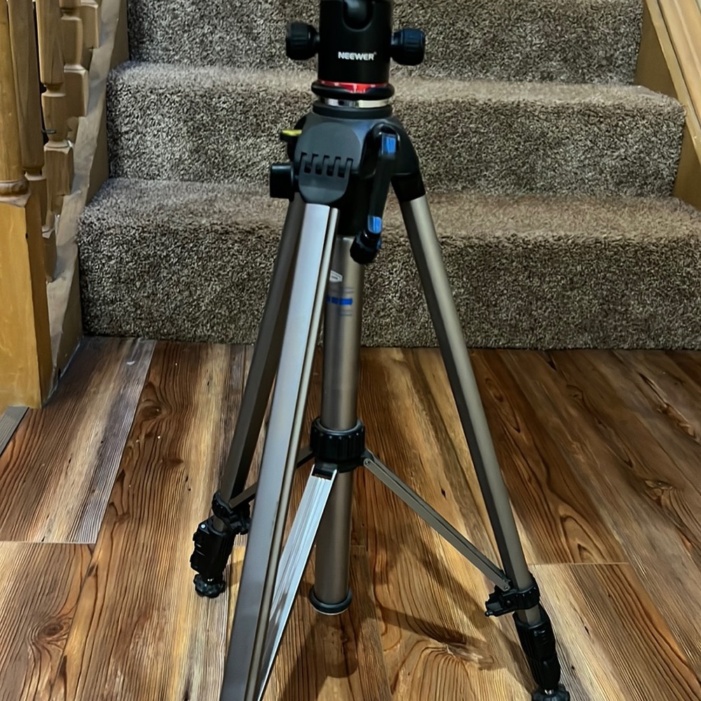 Neewer tripod